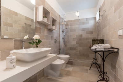 Heima Levante 22 Bagno camera grigia web